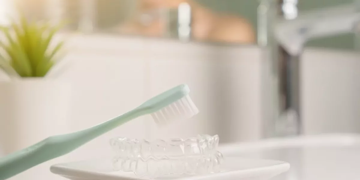 İnvisalign sonuçlarını stabilize eden tutuculuk nedir?